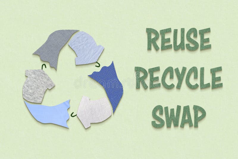 Symbol für Textilrecycling aus Stoffresten alter Kleidung auf grünem Hintergrund lizenzfreies stockbild
