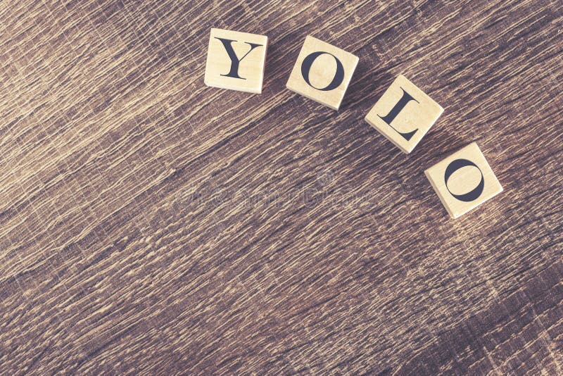 Sie nur Mitteilung Live Onces (YOLO) bildeten sich mit Holzklötzen stockbilder Sie nur Mitteilung Live Onces (YOLO) bildeten sich mit Holzklötzen stockbilder