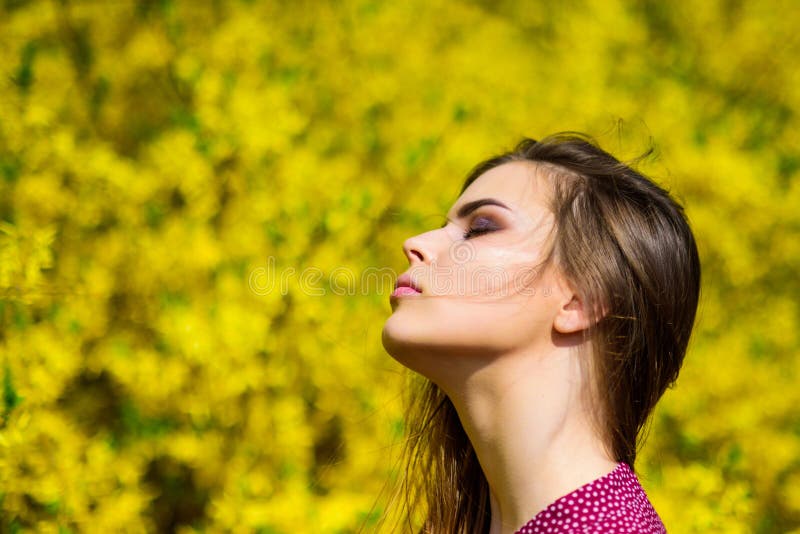 Sie sind so sch?n h?bsches Frau skincare M?dchen wie Natur Natursch?nheitsmake-up Haarart und weise Sommerbl?hen stockfotografie Sie sind so sch?n h?bsches Frau skincare M?dchen wie Natur Natursch?nheitsmake-up Haarart und weise Sommerbl?hen stockfotografie