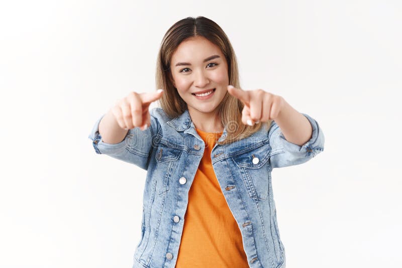 Sie sind sehr froh, dass die junge, stolze asiatische Mädchen, die mit Kamera-Zeigefinger pickte Person spielen ihre Mannschaft lizenzfreie stockfotos