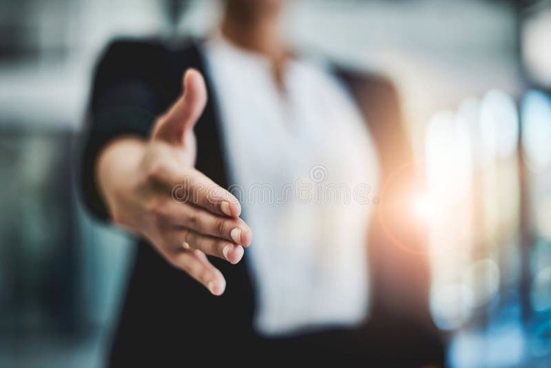 Sie werden es lieben hier zu arbeiten. beschnitten von einer nicht identifizierbaren Geschäftsfrau, die ihren Arm für einen Handsc stockfotografie