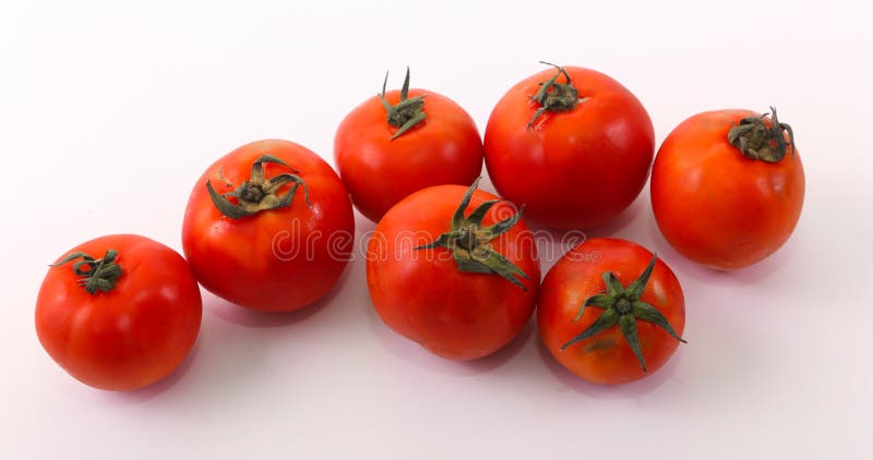 Sieben Tomaten auf Weiß lizenzfreies stockfoto Sieben Tomaten auf Weiß lizenzfreies stockfoto