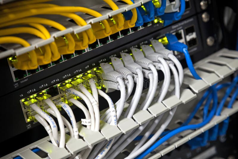 Sieci centrum i związani Internetowi kable obraz stock Sieci centrum i związani Internetowi kable obraz stock