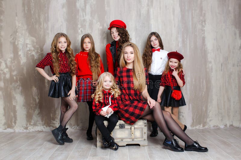 Siedem ładnych dziewczyn różni wieki, sześć siostr pozują indoors podczas napraw