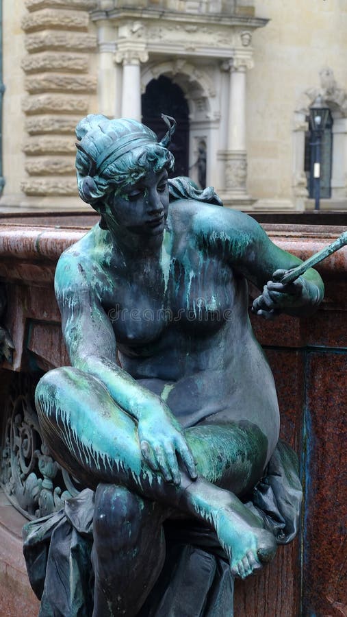 Siedząca antykwarska metal zieleni statua młoda naga kobieta, Wenus rzeźba, dekoruje sztuki fontanny tła zdjęcia royalty free Siedząca antykwarska metal zieleni statua młoda naga kobieta, Wenus rzeźba, dekoruje sztuki fontanny tła zdjęcia royalty free