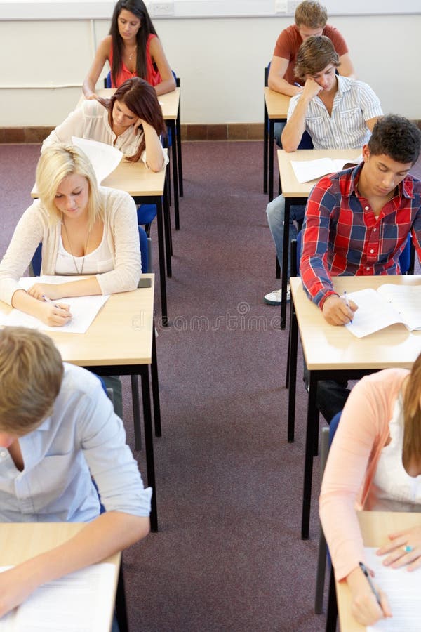 Siedzący egzaminów ucznie