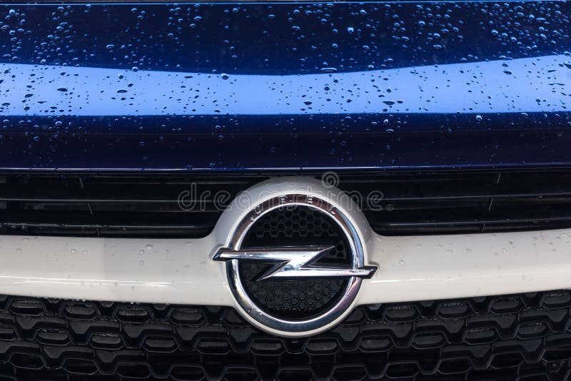 Siegen, Rin-Westfalia del norte/Alemania - 14 11 18: el coche del opel firma adentro el siegen Alemania fotografía de archivo libre de regalías Siegen, Rin-Westfalia del norte/Alemania - 14 11 18: el coche del opel firma adentro el siegen Alemania fotografía de archivo libre de regalías