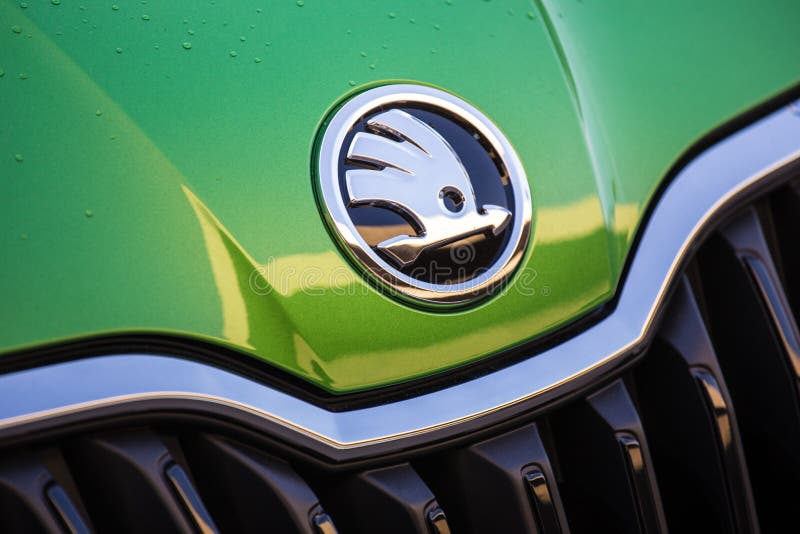 Siegen, Rin-Westfalia del norte/Alemania - 14 11 18: el coche del skoda firma adentro el siegen Alemania fotos de archivo libres de regalías Siegen, Rin-Westfalia del norte/Alemania - 14 11 18: el coche del skoda firma adentro el siegen Alemania fotos de archivo libres de regalías