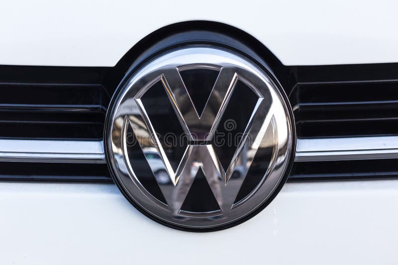 Siegen, Rin-Westfalia del norte/Alemania - 14 11 18: VW firma adentro el siegen Alemania imágenes de archivo libres de regalías Siegen, Rin-Westfalia del norte/Alemania - 14 11 18: VW firma adentro el siegen Alemania imágenes de archivo libres de regalías