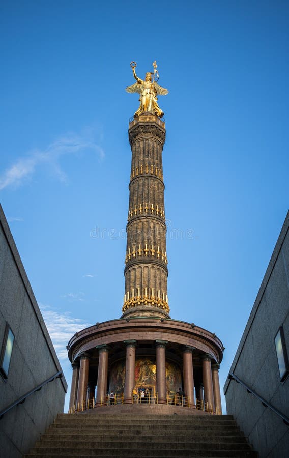 Siegesspalte in Berlin, Deutschland, blauer Himmel, niedriger Winkel lizenzfreies stockbild Siegesspalte in Berlin, Deutschland, blauer Himmel, niedriger Winkel lizenzfreies stockbild
