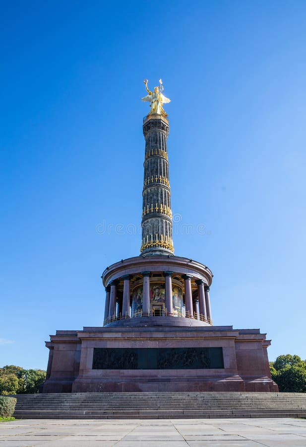 Siegessäule in Berlin, Deutschland, blauer Himmel, niedriger Winkel lizenzfreie stockfotos Siegessäule in Berlin, Deutschland, blauer Himmel, niedriger Winkel lizenzfreie stockfotos