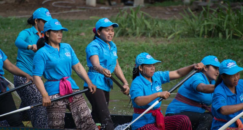 SIEM REAP CAMBODJA - NOVEMBER, 2016: Laget av kvinnafartygracerbilar vilar, som de glider förbi mållinjen arkivfoton SIEM REAP CAMBODJA - NOVEMBER, 2016: Laget av kvinnafartygracerbilar vilar, som de glider förbi mållinjen arkivfoton