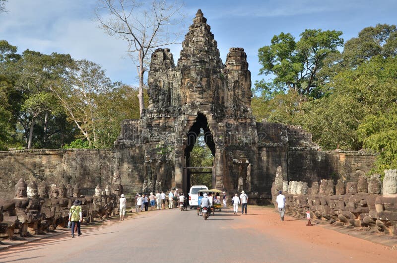 Siem Reap, Camboya - 4 de diciembre de 2015: Turistas en la puerta del sur a Angkor Thom en Siem Reap imagen de archivo Siem Reap, Camboya - 4 de diciembre de 2015: Turistas en la puerta del sur a Angkor Thom en Siem Reap imagen de archivo