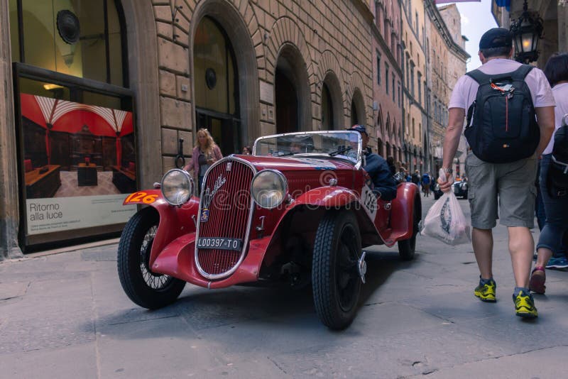 Siena Itália. 18 De Maio De 2018. Corrida De Carros Antigos Pelas Ruas Da  Cidade De Siena. Coleção De Automóveis Foto Editorial - Imagem de corpo,  museu: 177523311