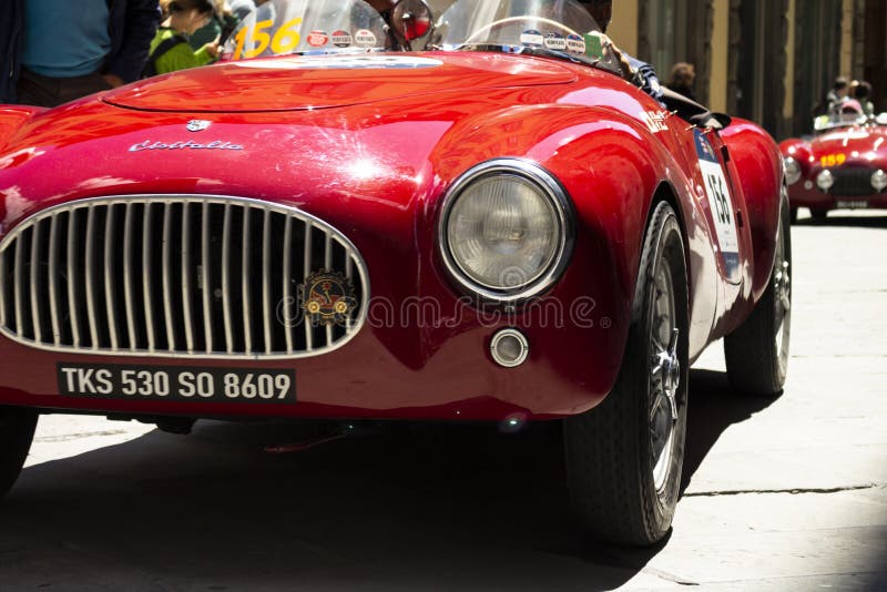 Siena Itália. 18 De Maio De 2018. Corrida De Carros Antigos Pelas Ruas Da  Cidade De Siena. Coleção De Automóveis Imagem de Stock Editorial - Imagem  de homem, automotriz: 177527534