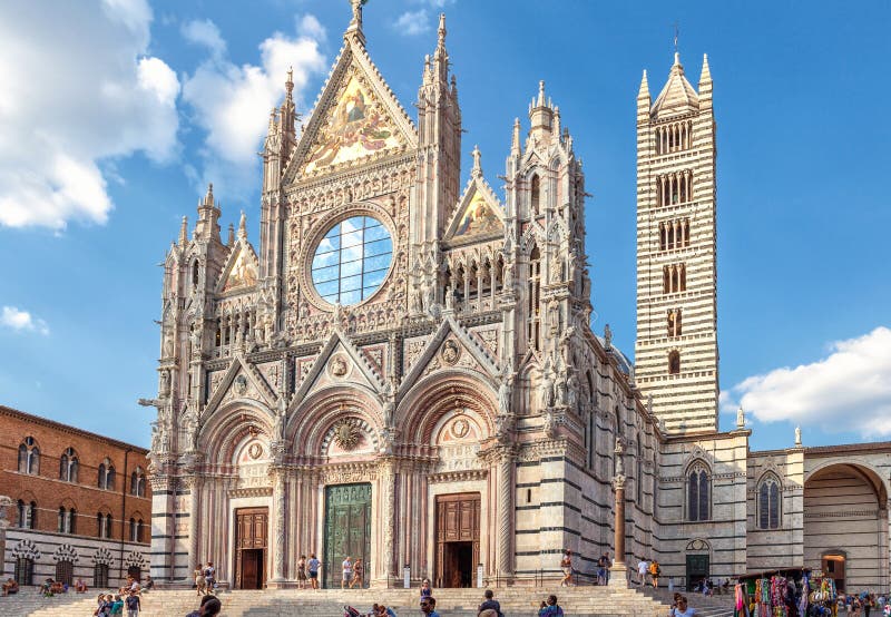 Siena, Italia - 19 de agosto de 2013: Di Siena, iglesia medieval del Duomo de la catedral en Siena, Italia, Europa imagen de archivo libre de regalías Siena, Italia - 19 de agosto de 2013: Di Siena, iglesia medieval del Duomo de la catedral en Siena, Italia, Europa imagen de archivo libre de regalías