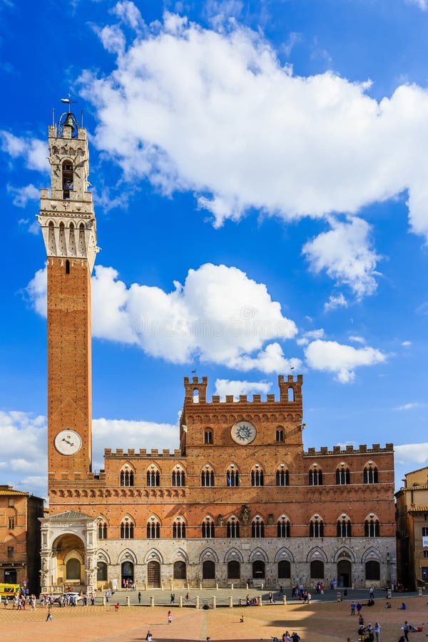 Siena Itália. 18 De Maio De 2018. Corrida De Carros Antigos Pelas Ruas Da  Cidade De Siena. Coleção De Automóveis Imagem de Stock Editorial - Imagem  de homem, automotriz: 177527534