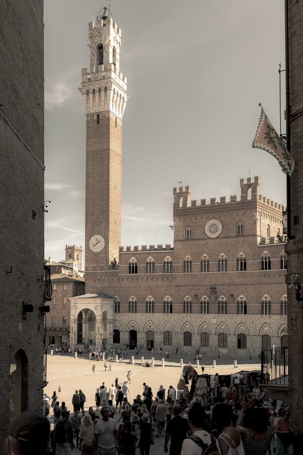 SIENA, ITÁLIA - setembro de 2019: Piazza del Campo em versão antiga foto de stock royalty free SIENA, ITÁLIA - setembro de 2019: Piazza del Campo em versão antiga foto de stock royalty free