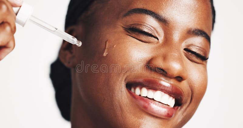 Siero di Skincare e donna con sorrisi di prodotto e umidificazione del volto con idratazione liquida e studio. Bianco fotografia stock