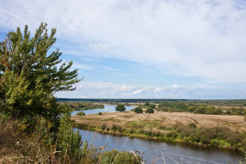 Sierpień krajobraz. Rzeczna Berezina dolina. zdjęcie stock