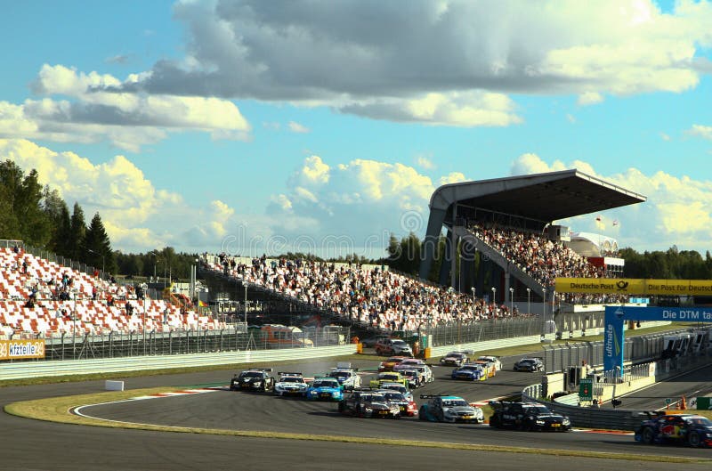 Sierpień 29, 2015: Nadzwyczajna scena Porsche sporta wyzwania Moskwa młynówka w ramach DTM rasy zdjęcia stock Sierpień 29, 2015: Nadzwyczajna scena Porsche sporta wyzwania Moskwa młynówka w ramach DTM rasy zdjęcia stock