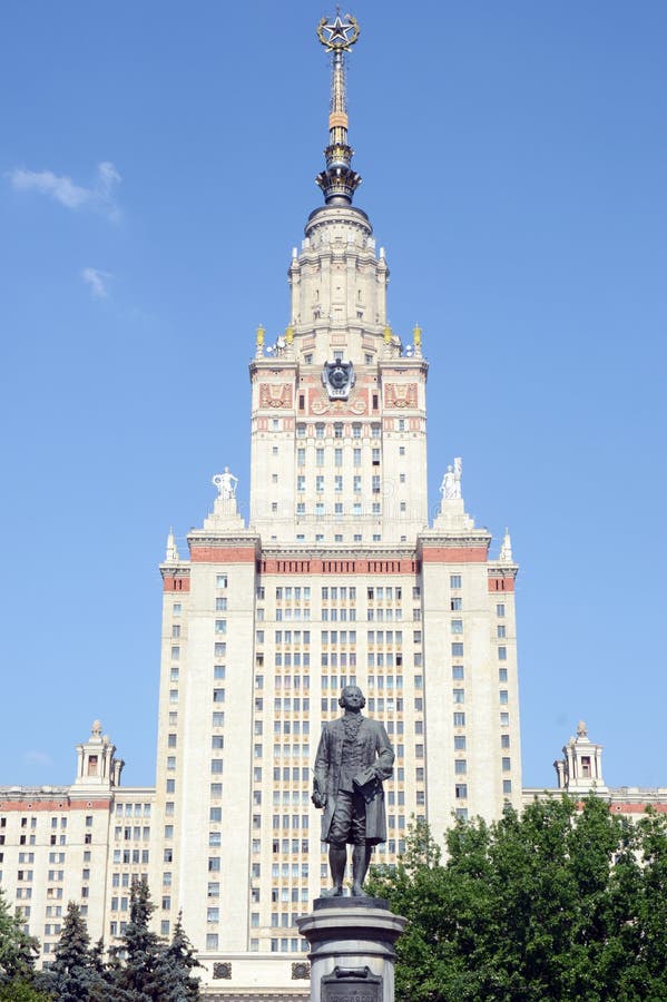 Sierpniowy upału światła słonecznego zabytek Mikhail Lomonosov w Wróblich wzgórzach budynek Lomonosov Moskwa stanu uniwersytet zdjęcia stock Sierpniowy upału światła słonecznego zabytek Mikhail Lomonosov w Wróblich wzgórzach budynek Lomonosov Moskwa stanu uniwersytet zdjęcia stock