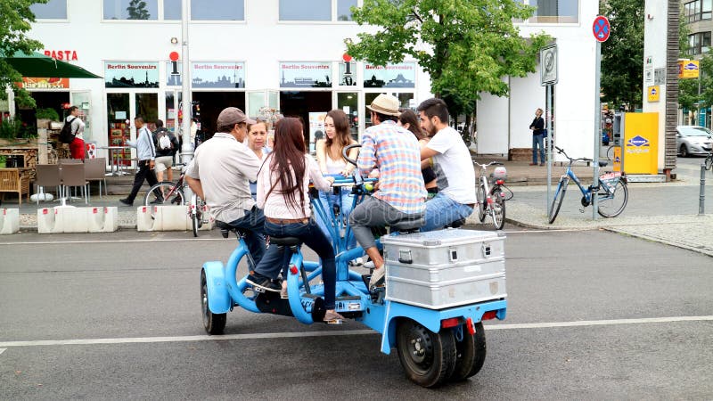 Siete bicicletas de las personas en las calles de Berlín, Alemania imagen de archivo libre de regalías Siete bicicletas de las personas en las calles de Berlín, Alemania imagen de archivo libre de regalías