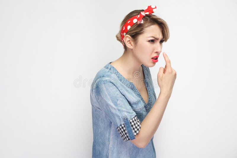 Siete bugiardo Ritratto di bella giovane donna arrabbiata in camicia blu casuale del denim con trucco e la condizione rossa della fotografia stock libera da diritti Siete bugiardo Ritratto di bella giovane donna arrabbiata in camicia blu casuale del denim con trucco e la condizione rossa della fotografia stock libera da diritti