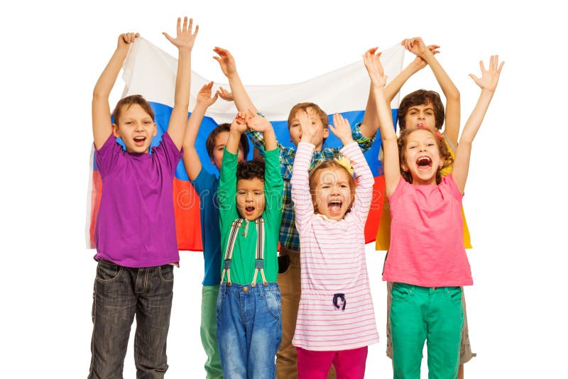 Siete niños con la bandera de la Federación Rusa detrás imagen de archivo Siete niños con la bandera de la Federación Rusa detrás imagen de archivo