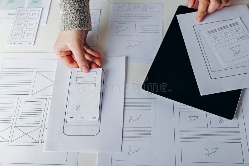 Sieć projektant tworzy mobilną wyczuloną stronę internetową fotografia stock Sieć projektant tworzy mobilną wyczuloną stronę internetową fotografia stock