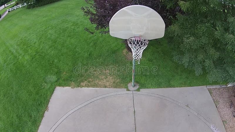 Sifflement aérien de basket-ball sur une cour extérieure 02