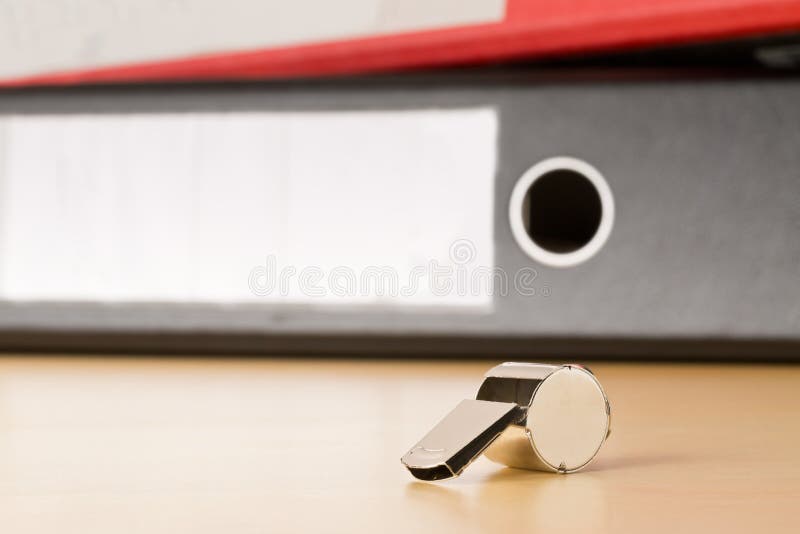 Sifflement Chrome devant des dossiers avec des informations confidentielles top secret sur le bureau en bois - concept de lanceur photos stock