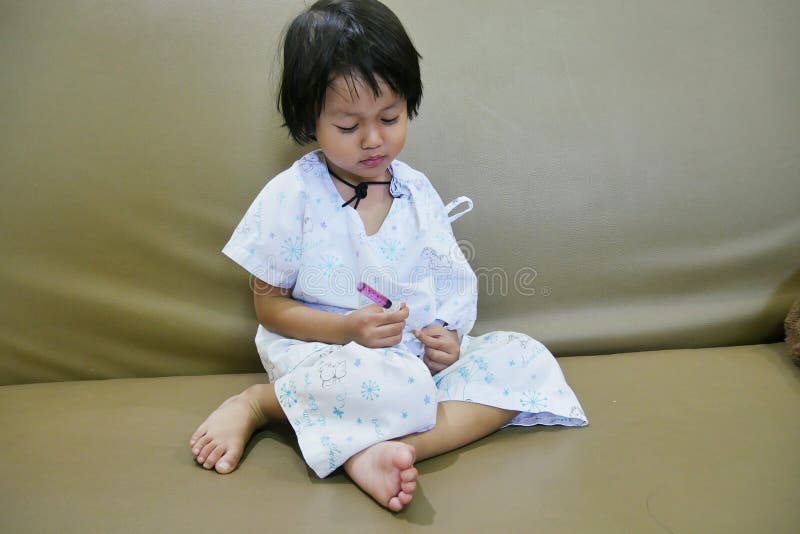 Sig.na paziente malata di nostalgia Family Feeling Sad del bambino si siede sulla soluzione salina del letto variopinto a disposi immagine stock libera da diritti Sig.na paziente malata di nostalgia Family Feeling Sad del bambino si siede sulla soluzione salina del letto variopinto a disposi immagine stock libera da diritti