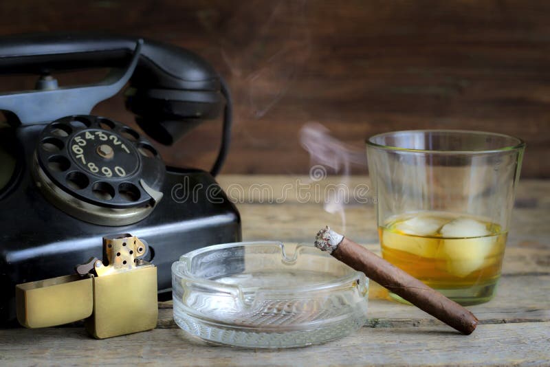 Sigaar en whisky abstract retro stilleven met telefoon royalty-vrije stock afbeeldingen Sigaar en whisky abstract retro stilleven met telefoon royalty-vrije stock afbeeldingen