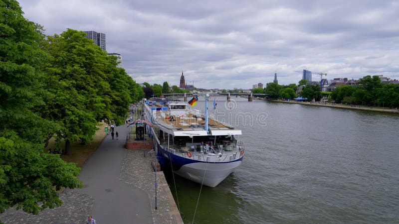 Sightseeing-Boot auf der Hauptinsel in der Stadt Frankfurt am Main Deutschland 12 Juli 2022 stock video footage