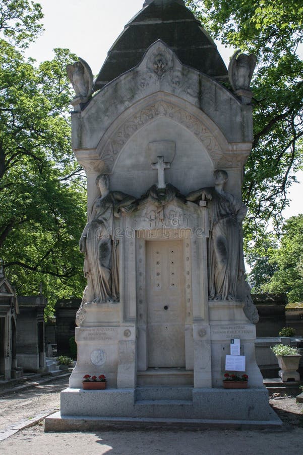 Sightseeing of Paris. Walking Around Old Paris. Tomb of Famous People ...