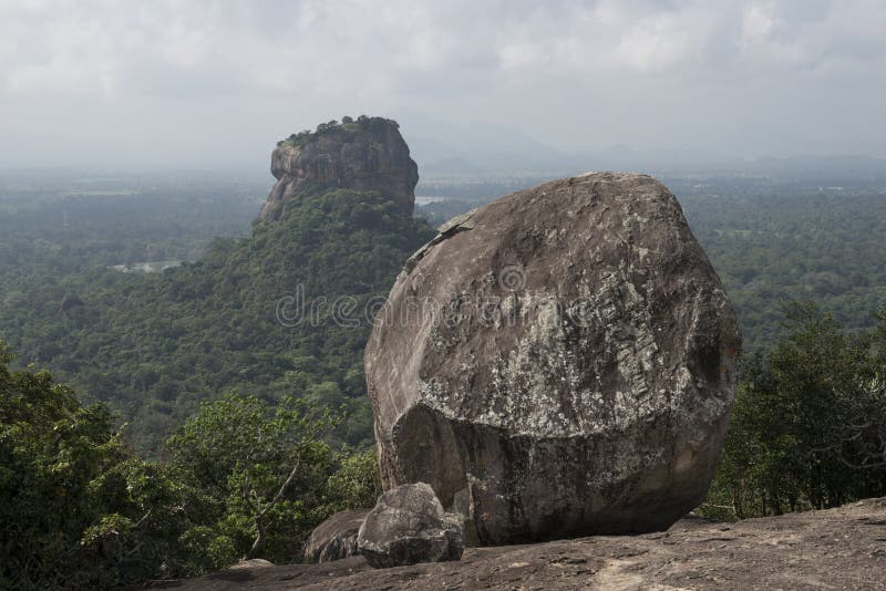 Sigiriya-Felsen Von Pidurangala-Felsen, Sri Lanka Stockfoto - Bild von