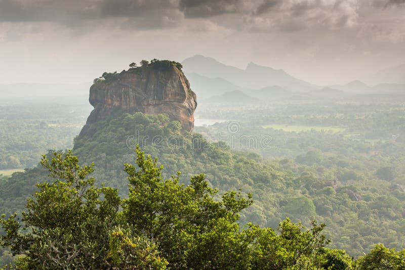 Sigiriya lwa skały forteca, widok od Pidurangala, Sri Lanka zdjęcia royalty free Sigiriya lwa skały forteca, widok od Pidurangala, Sri Lanka zdjęcia royalty free