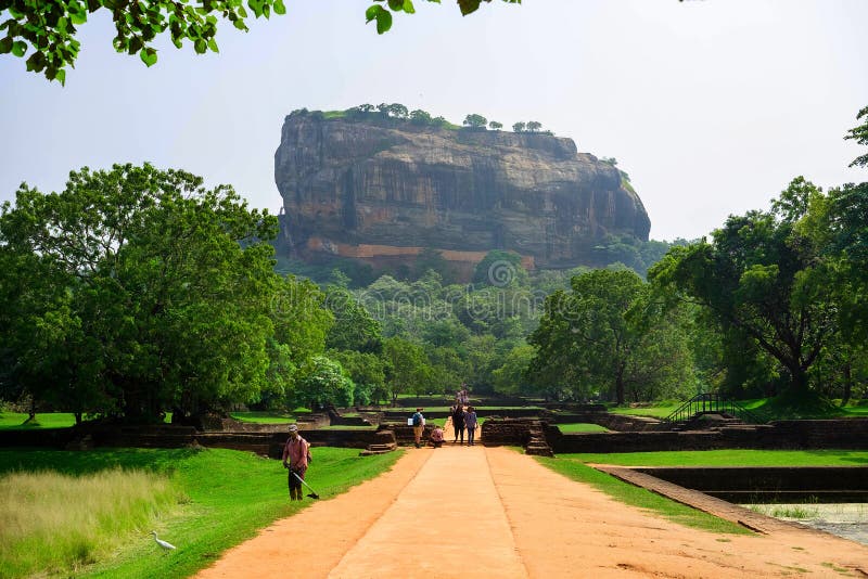 Sigiriya vaggar, eller Lion Rock är en forntida fästning nära Dambulla, Sri Lanka Sigiriya är en UNESCOvärldsarv arkivbild Sigiriya vaggar, eller Lion Rock är en forntida fästning nära Dambulla, Sri Lanka Sigiriya är en UNESCOvärldsarv arkivbild