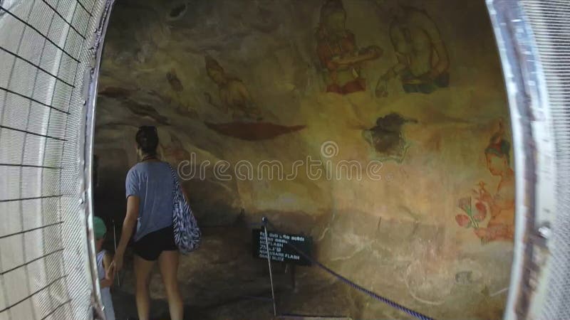 SIGIRIYA, ШРИ-ЛАНКА - МАРТ 2014: Взбираясь лестница металла водя до саммита Sigiriya с взглядом настенных живописей