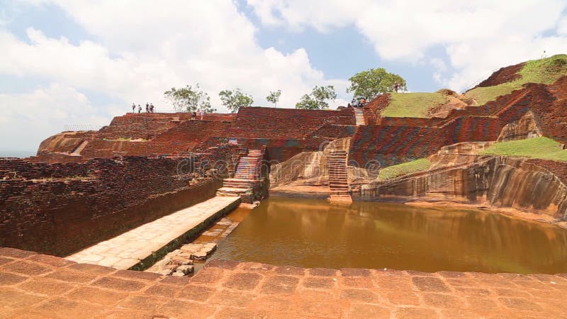 SIGIRIYA, ШРИ-ЛАНКА - ФЕВРАЛЬ 2014: Приготовьте съемку верхней части крепости в Sigiriya, старого дворца утеса расположенного в c