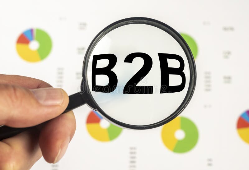 Sigla nominativa b2b através de amplificador em mão masculina sobre documentos financeiros brancos verdes e amarelos. de negócios foto de stock royalty free