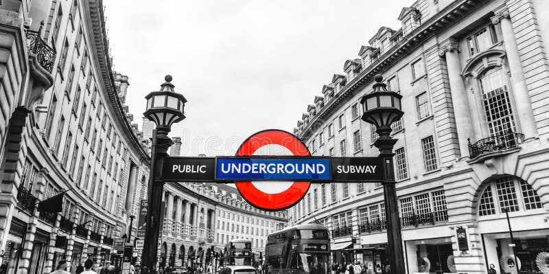 Signage subterrâneo da rua do tubo da estação do circo de Piccadilly, Londres, Inglaterra, Reino Unido imagens de stock royalty free Signage subterrâneo da rua do tubo da estação do circo de Piccadilly, Londres, Inglaterra, Reino Unido imagens de stock royalty free
