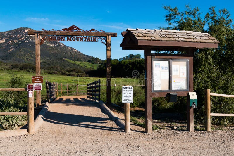 Signage-und Informations-Brett am Eingang zu Iron Mountain-Spur stockfotografie Signage-und Informations-Brett am Eingang zu Iron Mountain-Spur stockfotografie