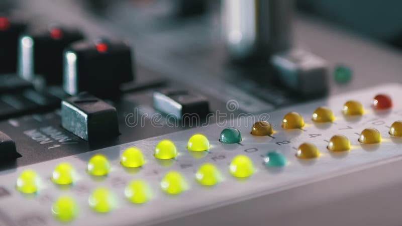 Signal de niveau conduit d'indicateur sur la console de mélange solide ou la console du DJ