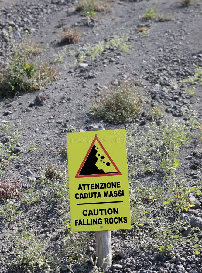 Segnale sul pendenza da vulcano inglese un Italiano lingua avvertimento cadente rocce un pietre.
