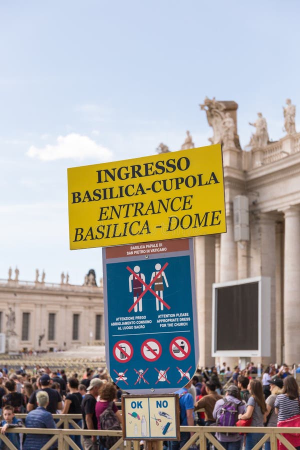 Signat d'entrée l'entrée du saint Peter Basilica, Ville du Vatican photographie stock Signat d'entrée l'entrée du saint Peter Basilica, Ville du Vatican photographie stock