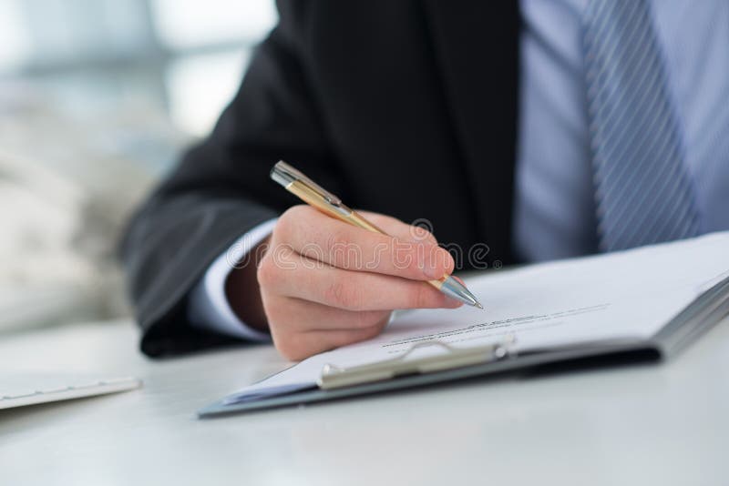Signature d'un contrat image libre de droits Signature d'un contrat image libre de droits
