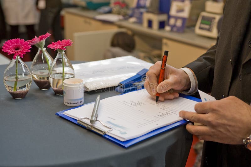 Signature d'un contrat sur une foire image stock Signature d'un contrat sur une foire image stock