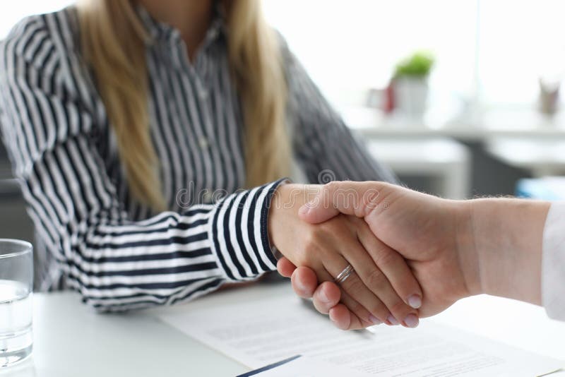 Signature de contrat ou d'accord photographie stock Signature de contrat ou d'accord photographie stock